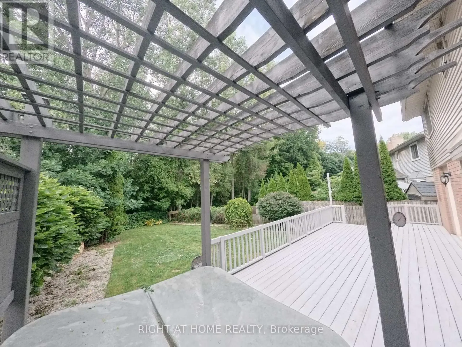 82 WOODSIDE SQUARE