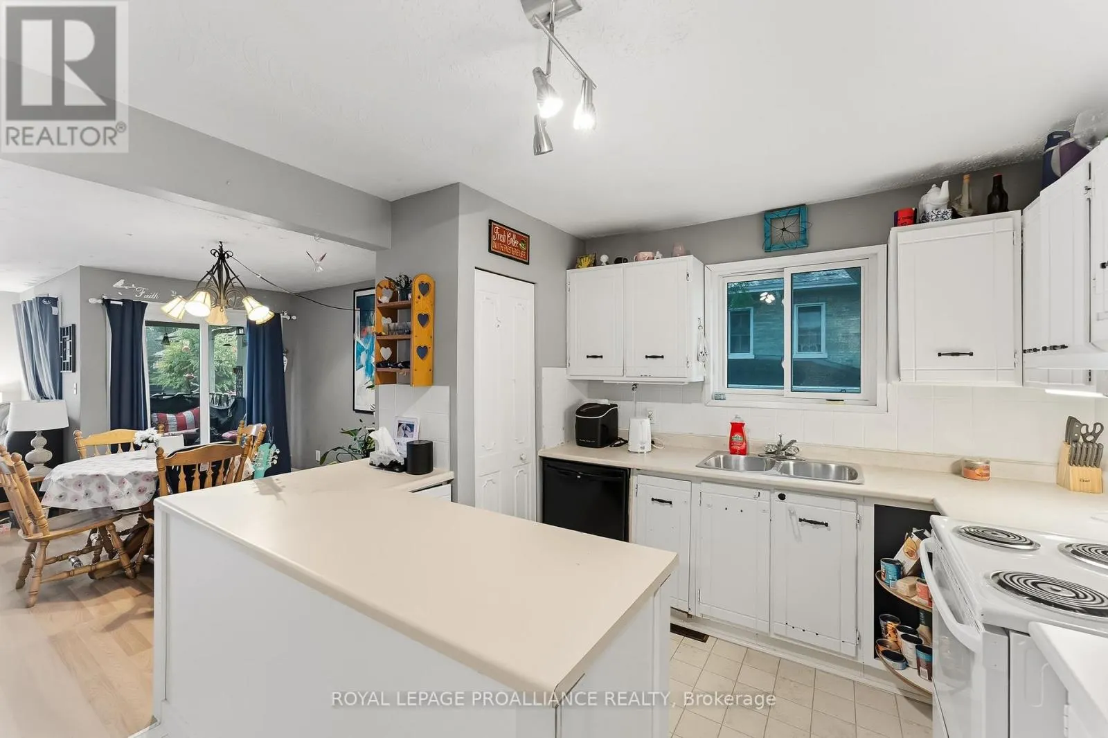 32 JAMES STREET W