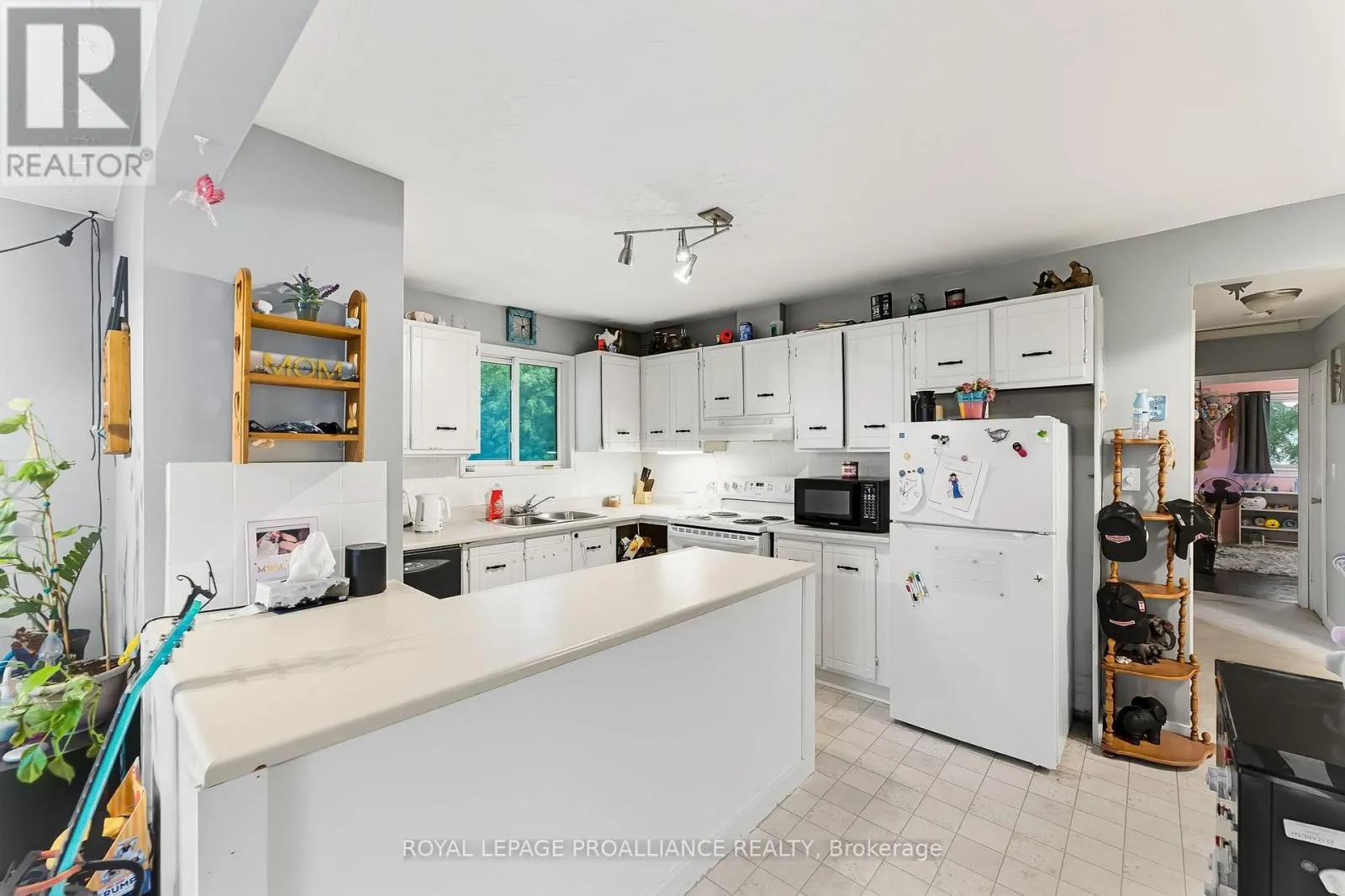 32 JAMES STREET W