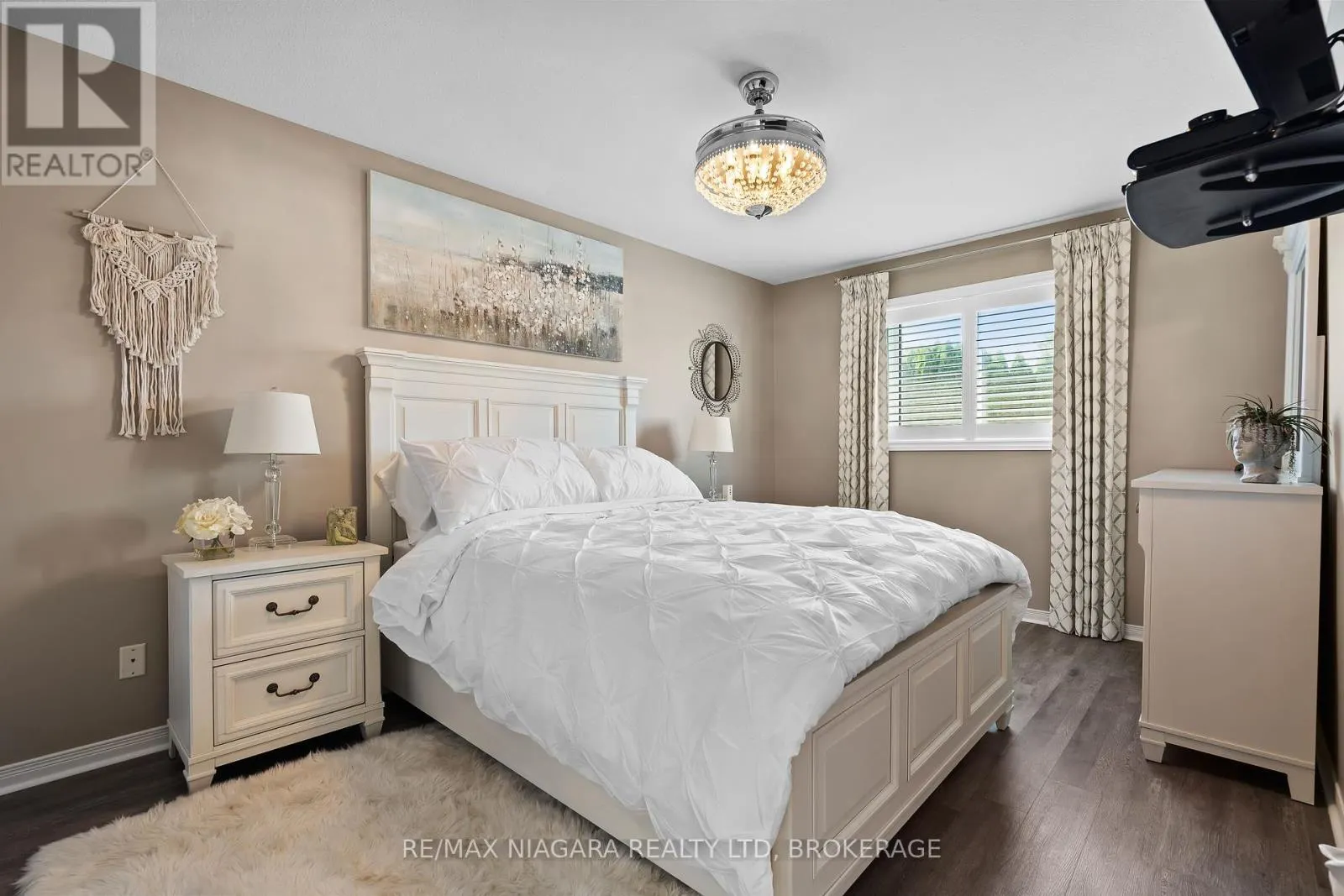 208 AUTUMN CRESCENT