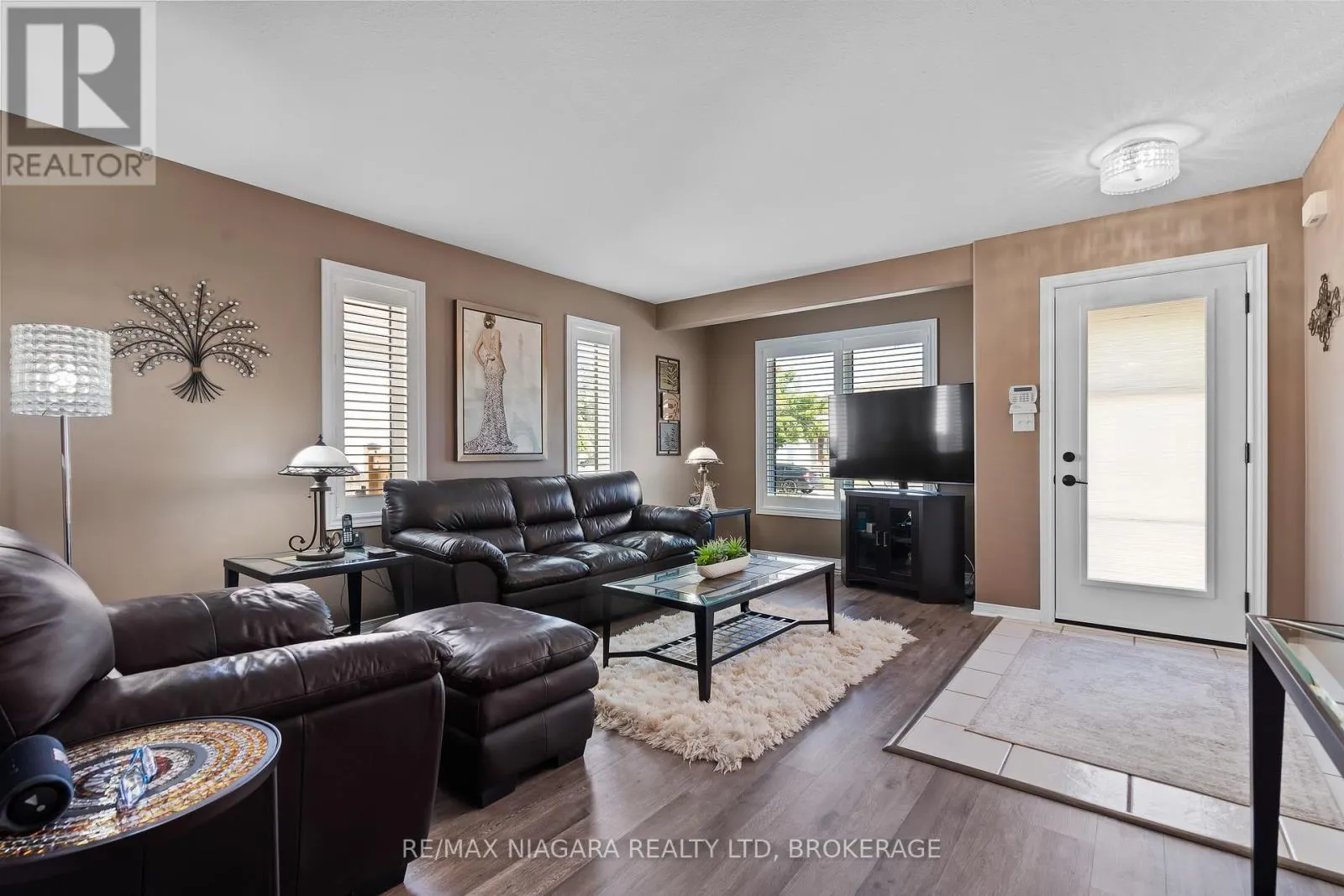 208 AUTUMN CRESCENT