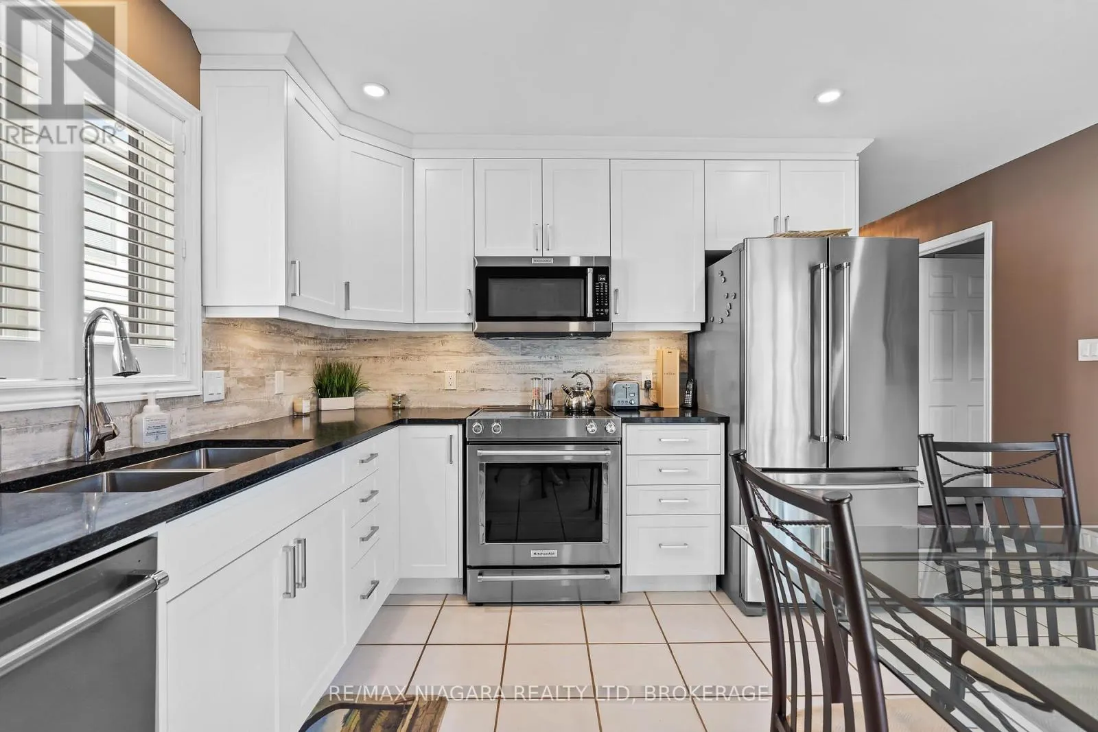 208 AUTUMN CRESCENT