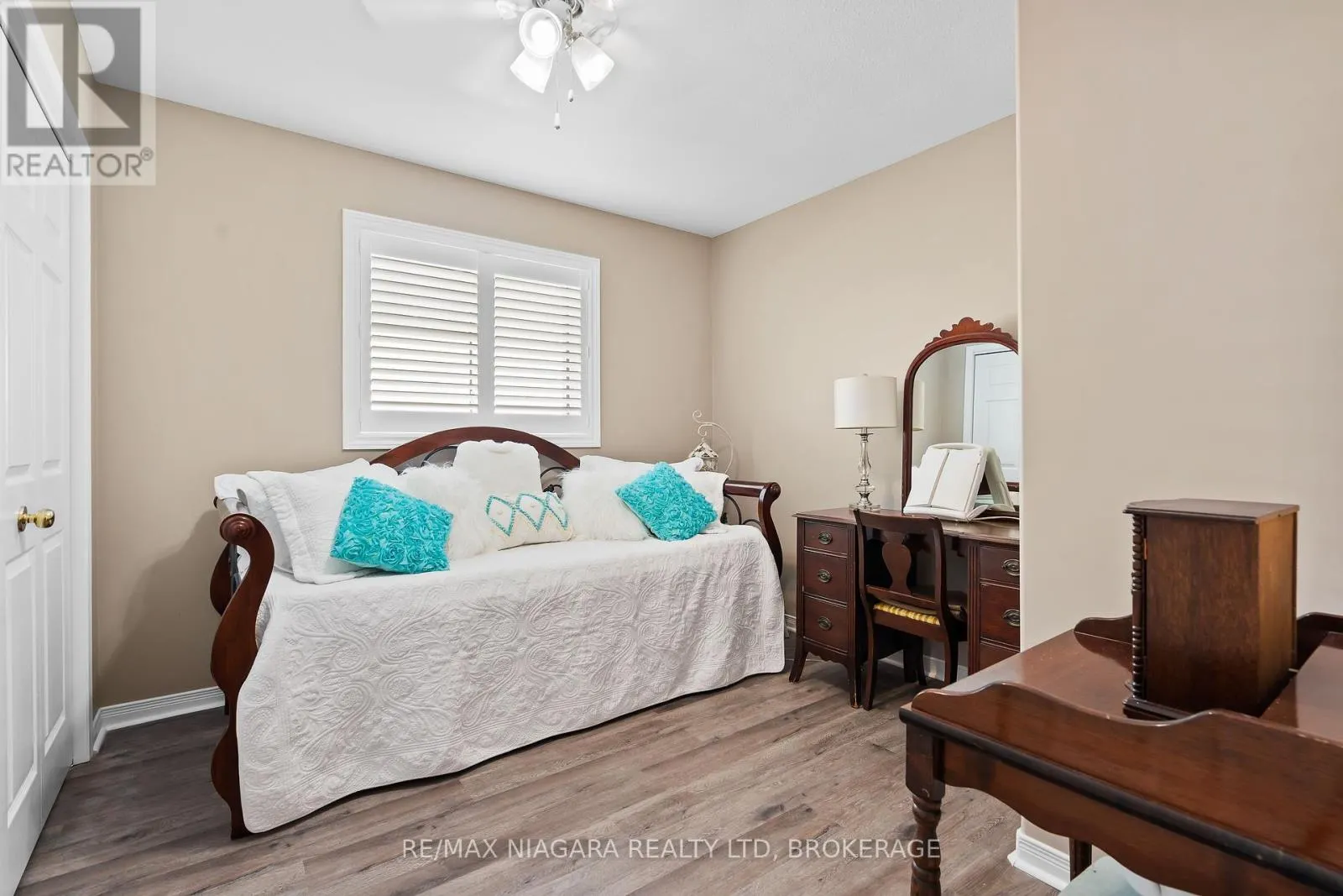 208 AUTUMN CRESCENT