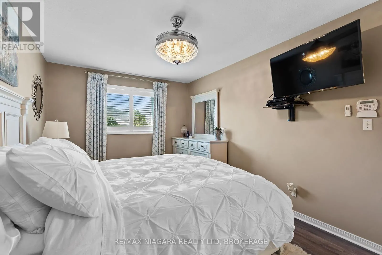 208 AUTUMN CRESCENT
