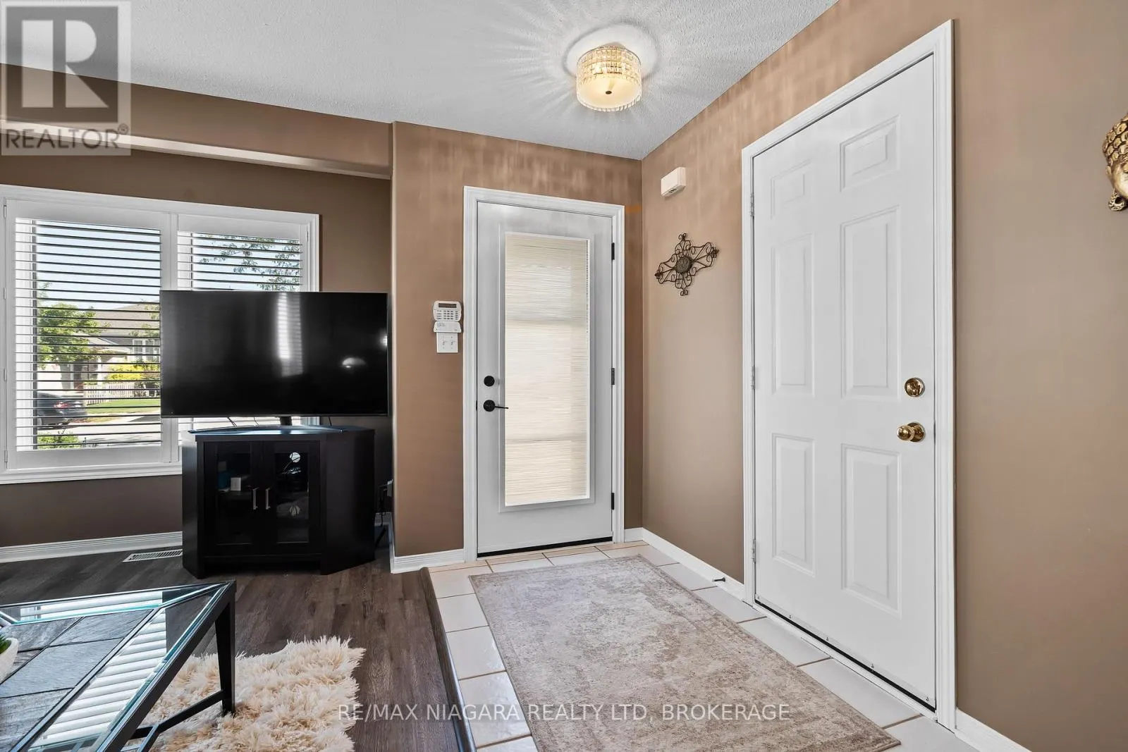 208 AUTUMN CRESCENT