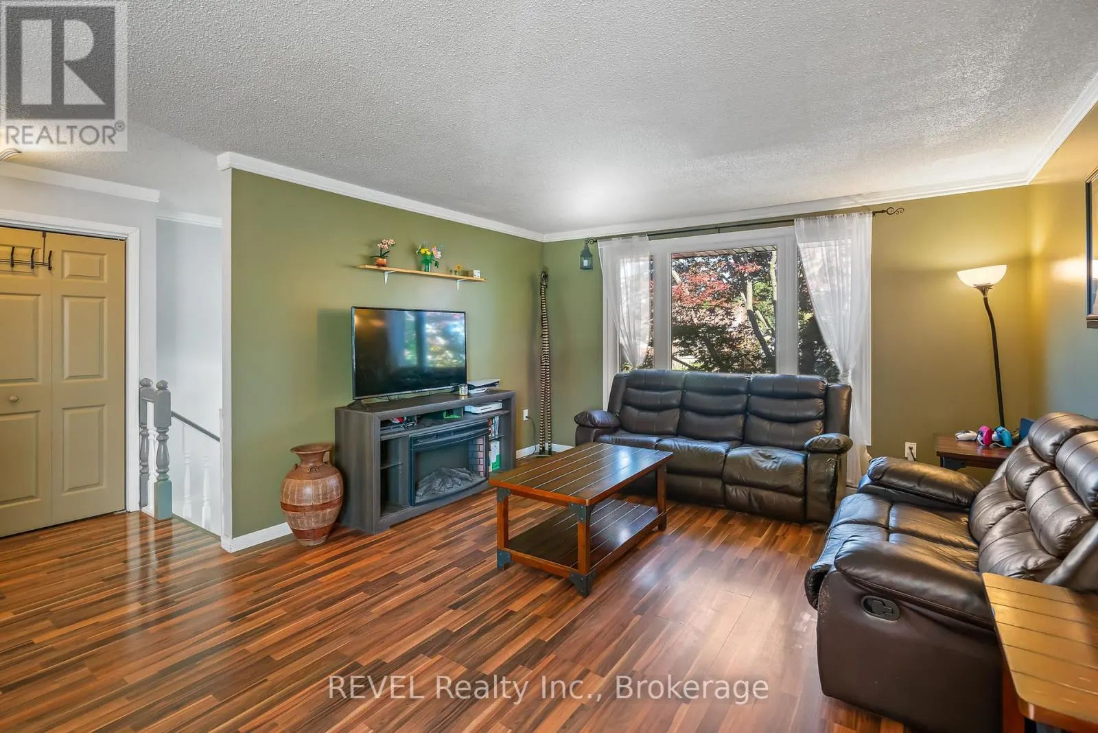 12 SILVERDALE DRIVE