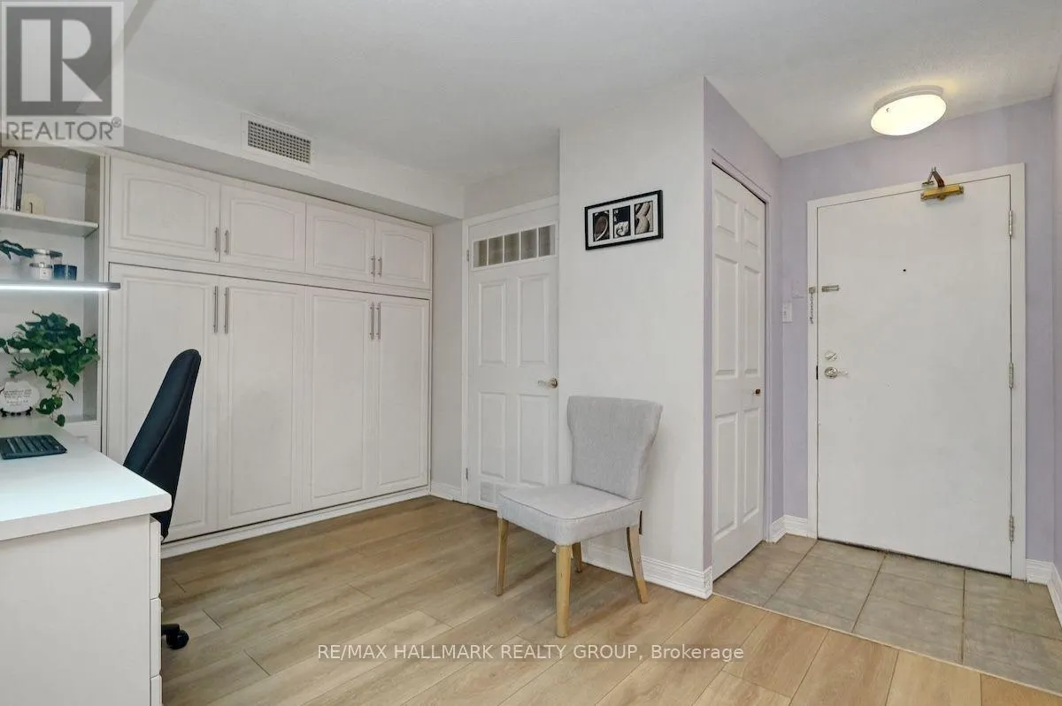 802 - 429 SOMERSET STREET W