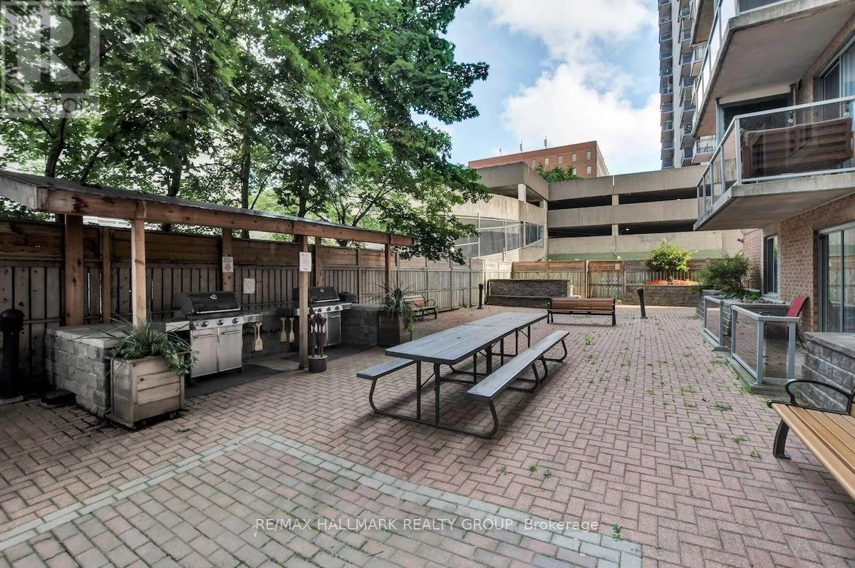 802 - 429 SOMERSET STREET W