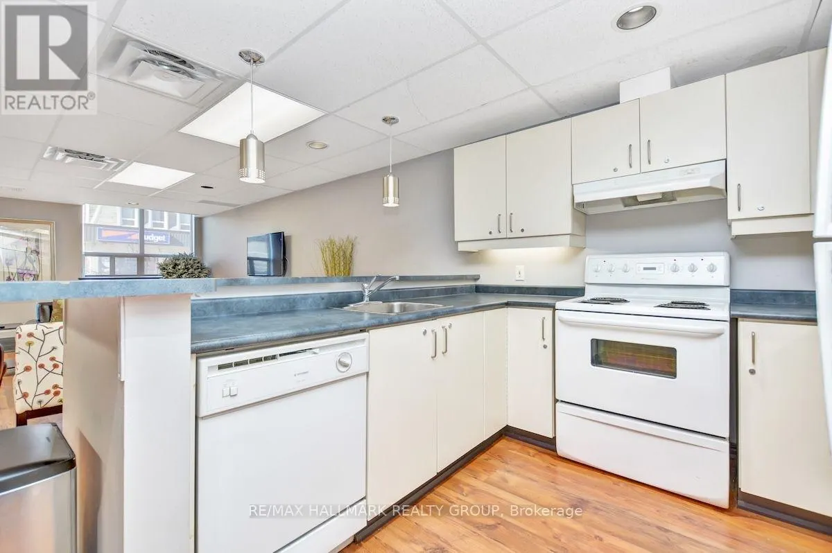 802 - 429 SOMERSET STREET W