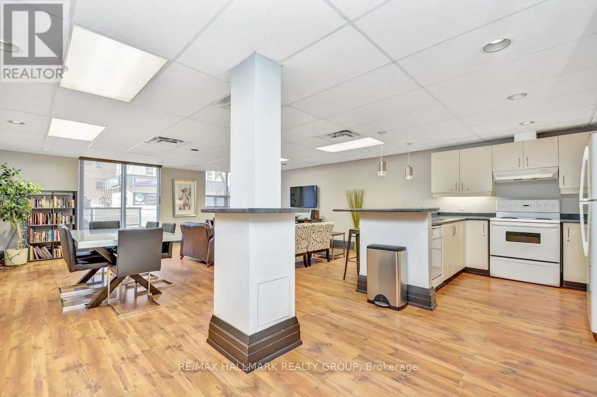 802 - 429 SOMERSET STREET W