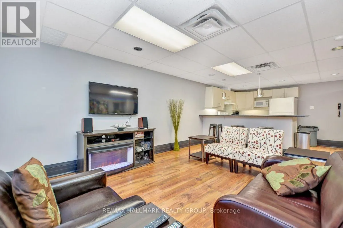 802 - 429 SOMERSET STREET W