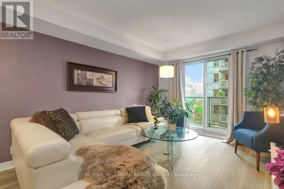 802 - 429 SOMERSET STREET W