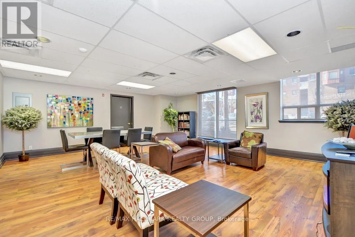 802 - 429 SOMERSET STREET W