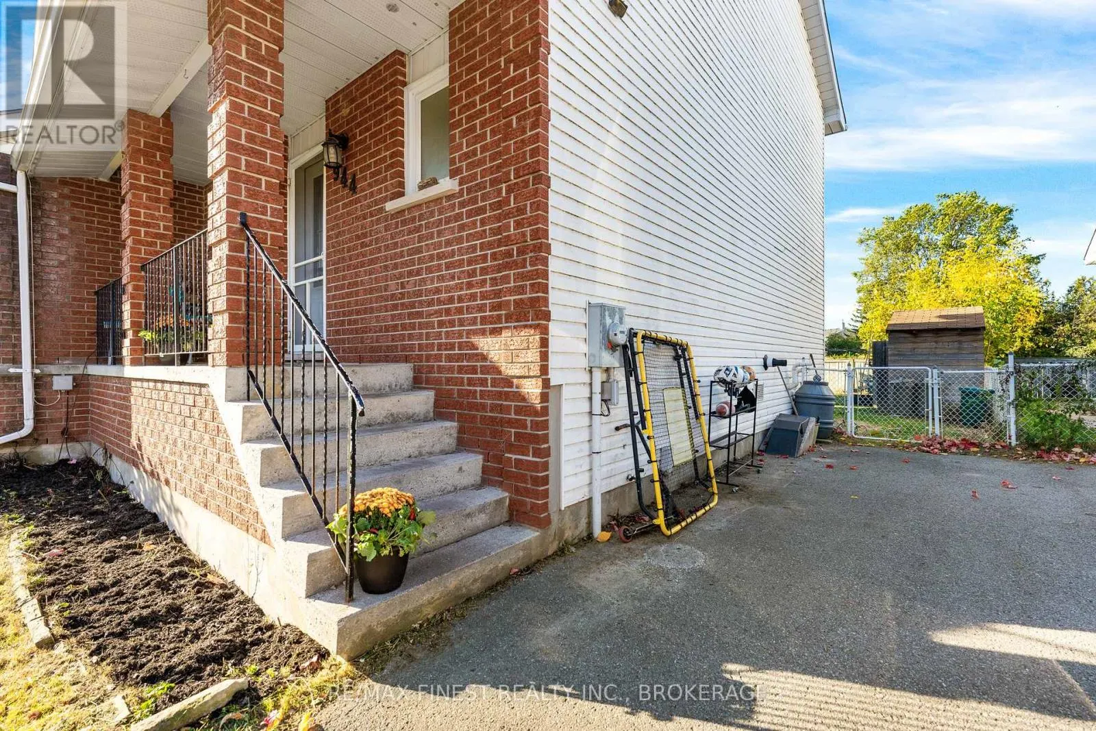 944 WARBURTON CRESCENT