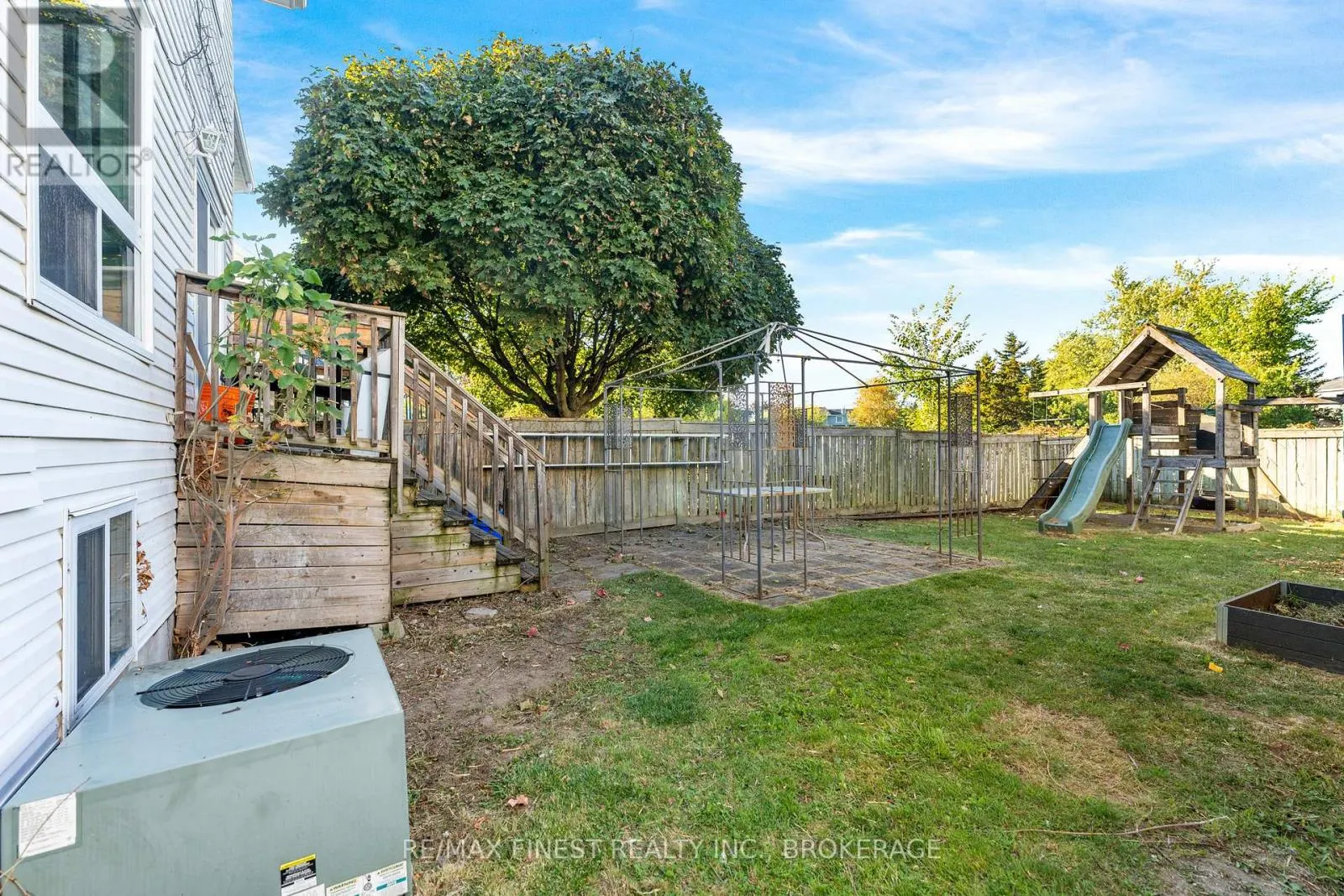944 WARBURTON CRESCENT