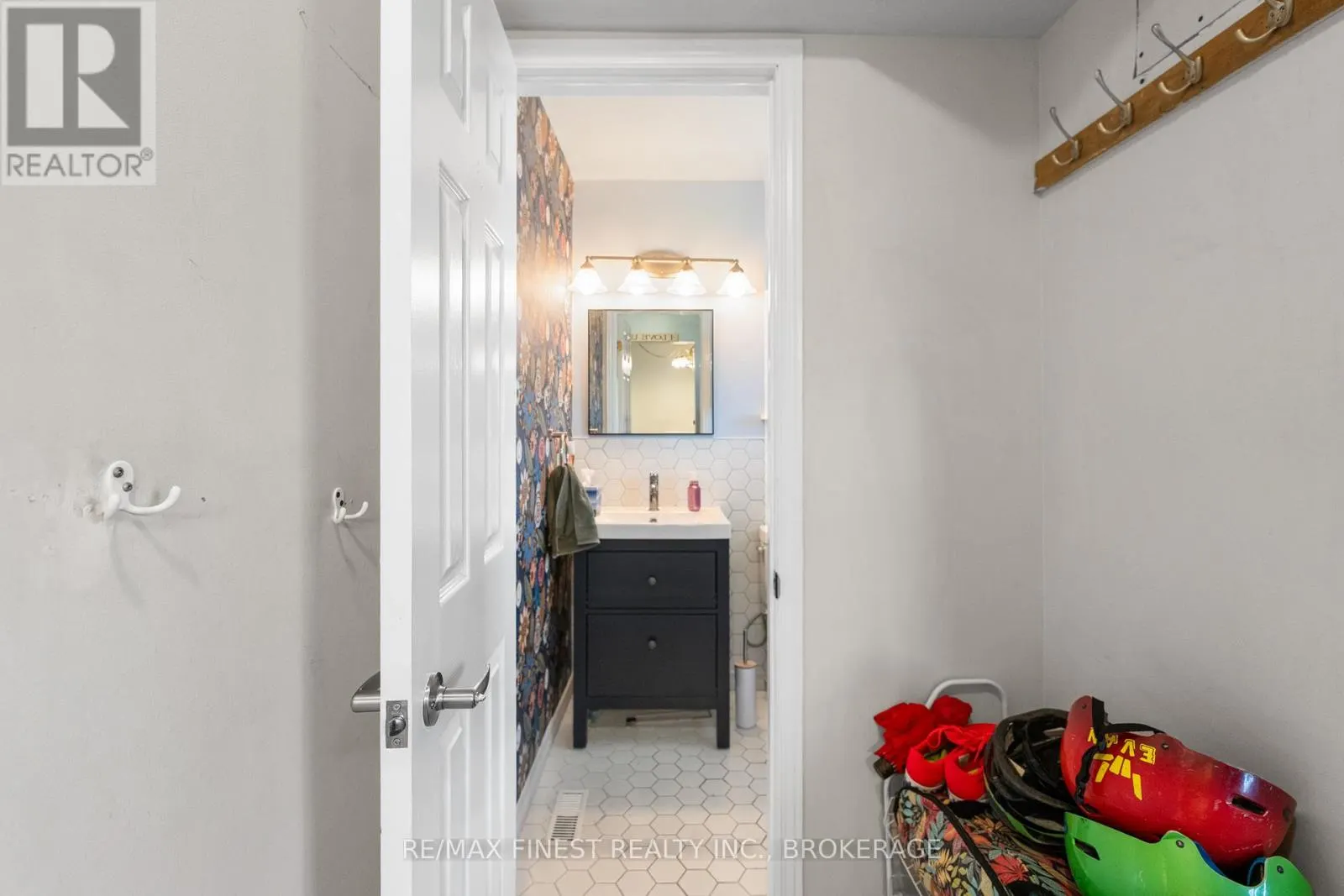 944 WARBURTON CRESCENT