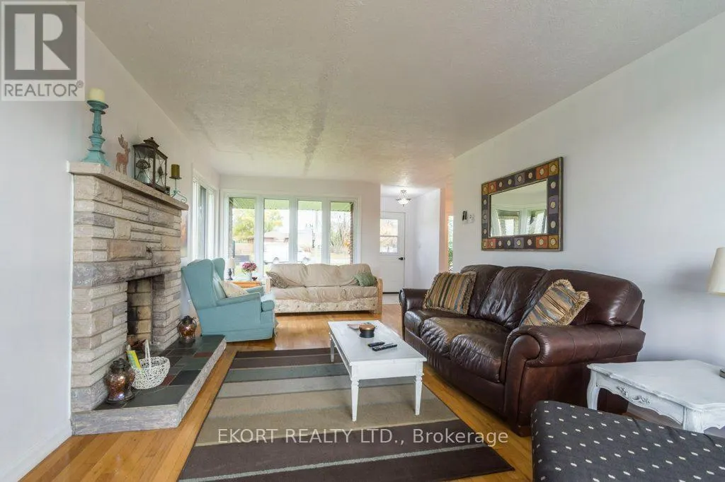 239 DUNDAS STREET W