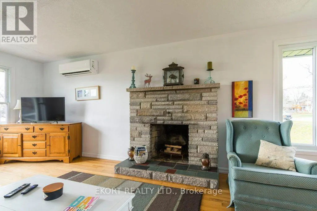239 DUNDAS STREET W