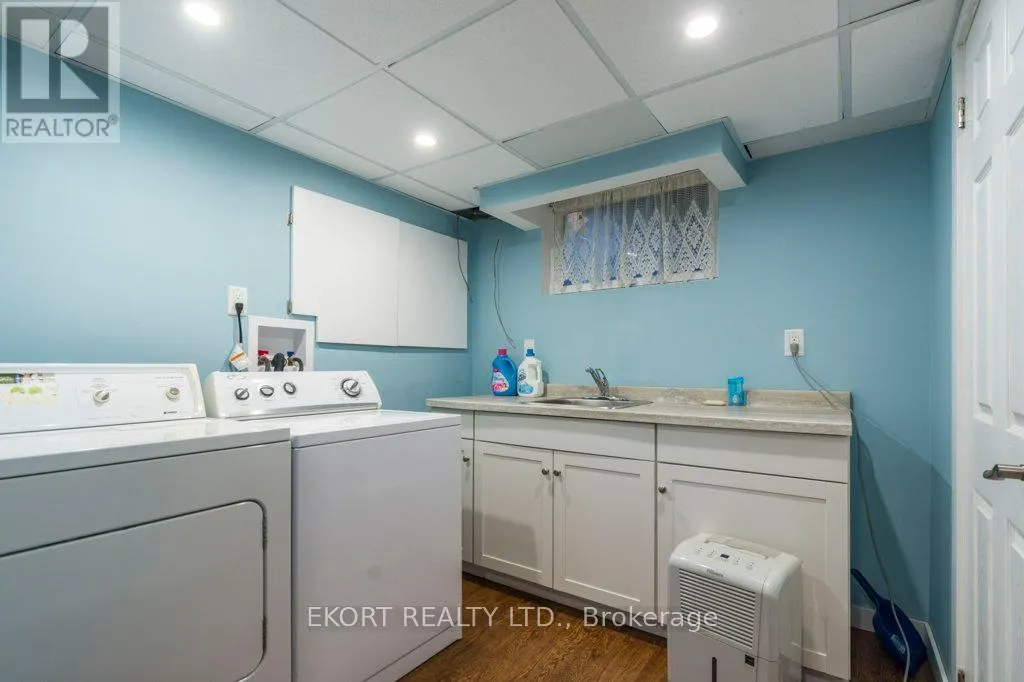 239 DUNDAS STREET W
