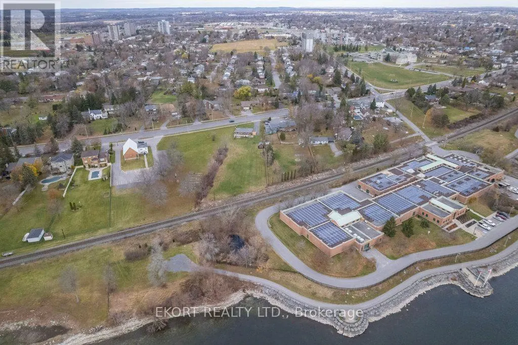 239 DUNDAS STREET W