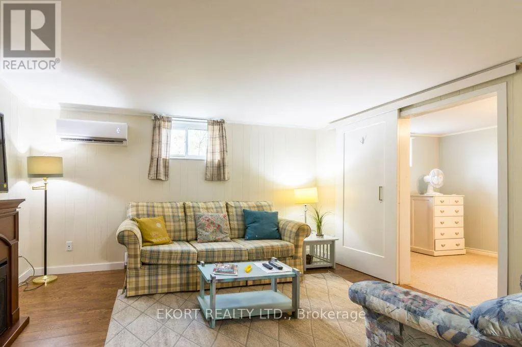239 DUNDAS STREET W