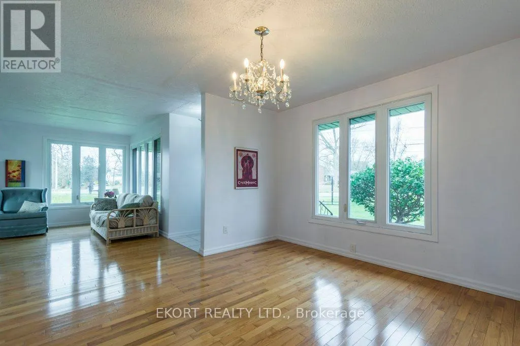 239 DUNDAS STREET W
