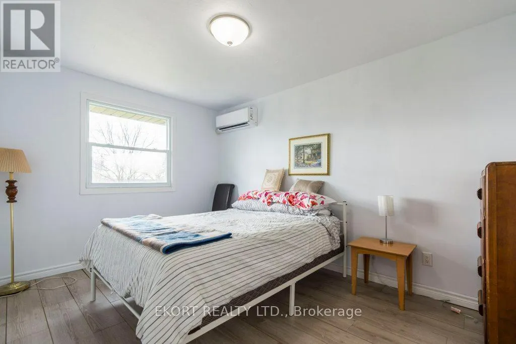 239 DUNDAS STREET W