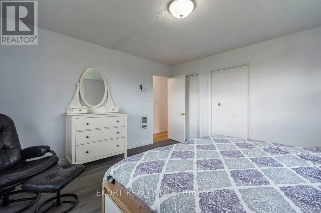 239 DUNDAS STREET W