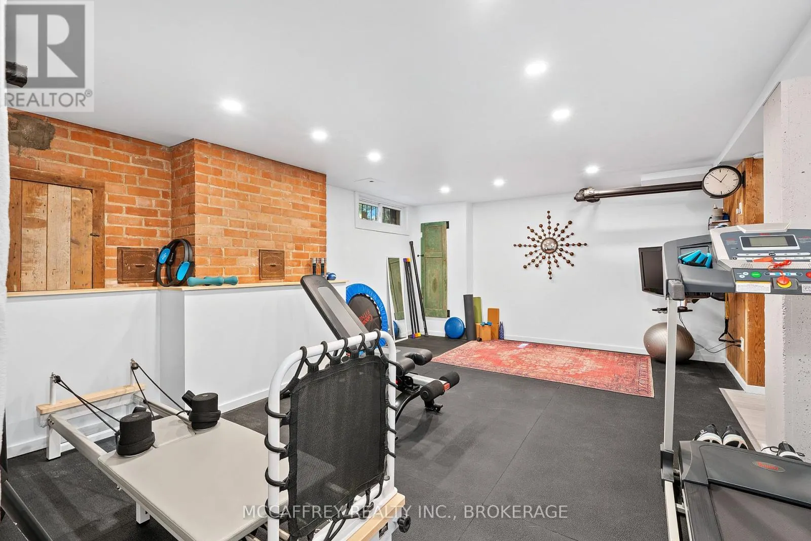 442 DUNDAS STREET W