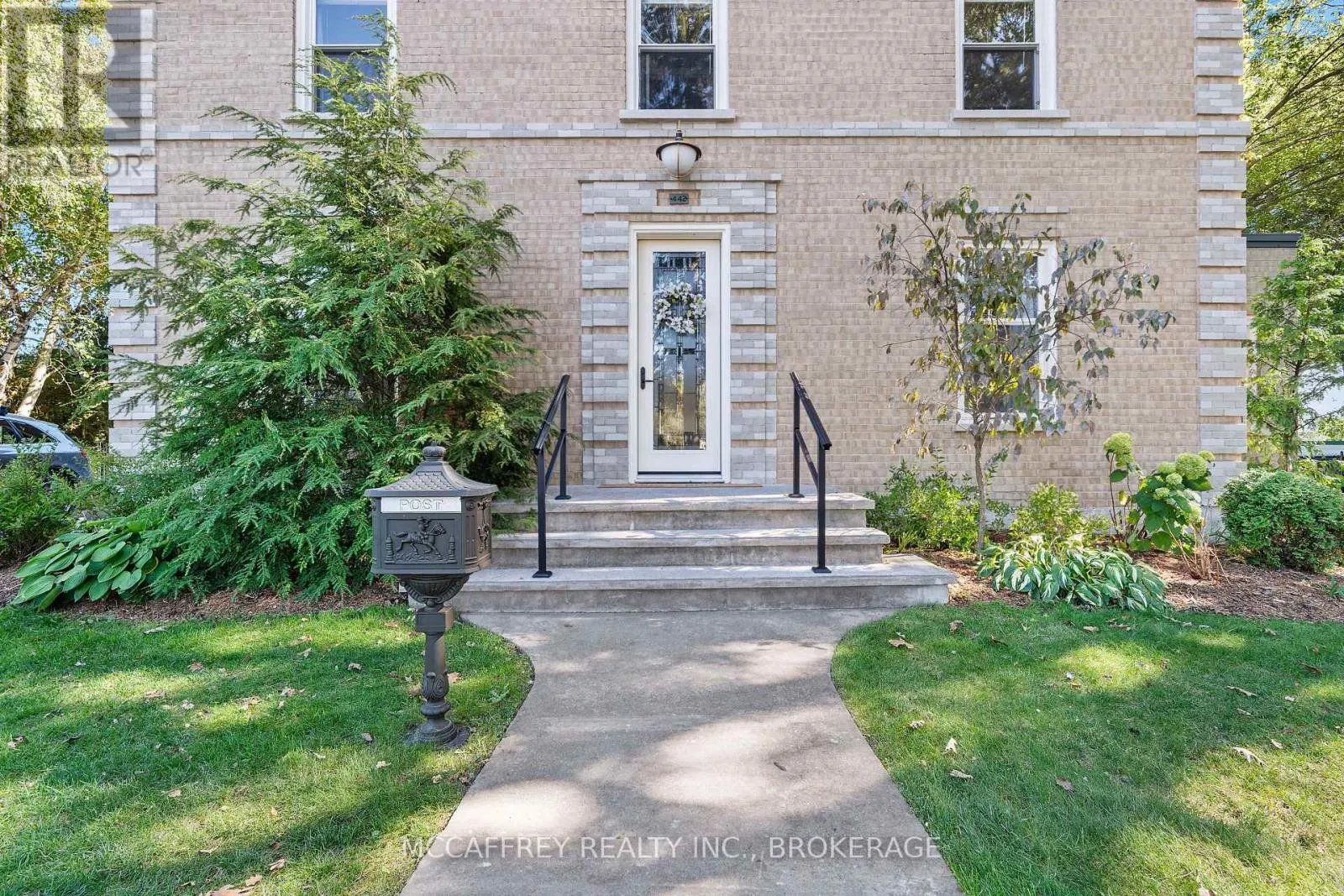 442 DUNDAS STREET W