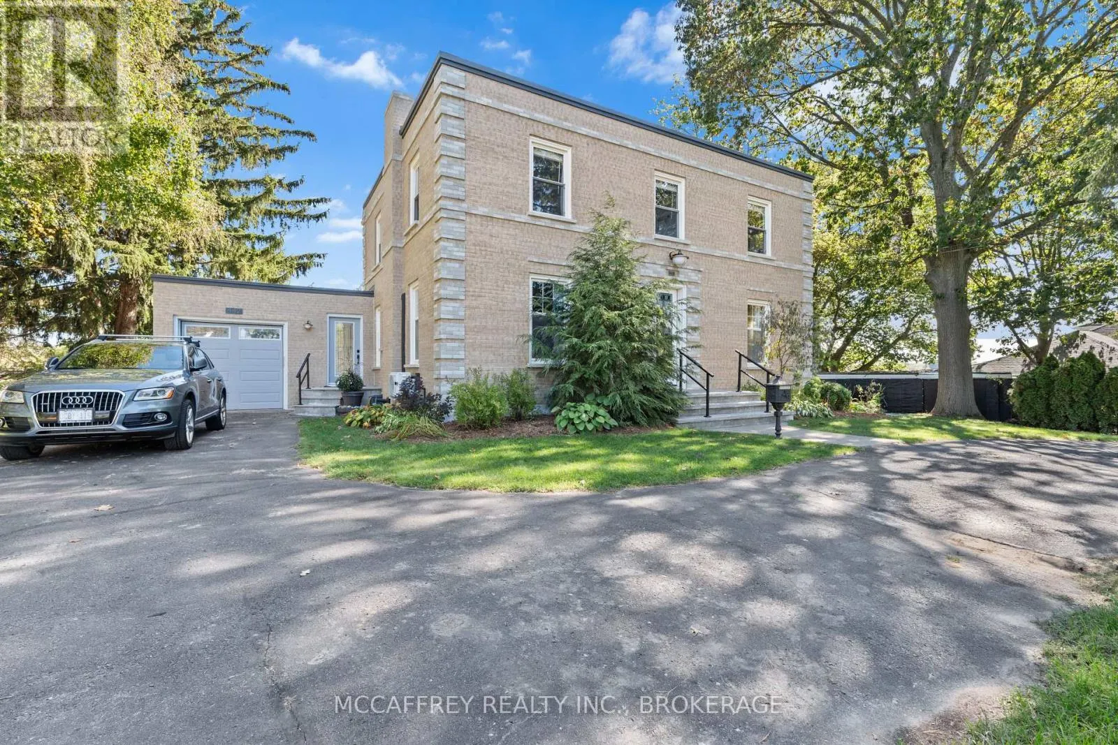 442 DUNDAS STREET W