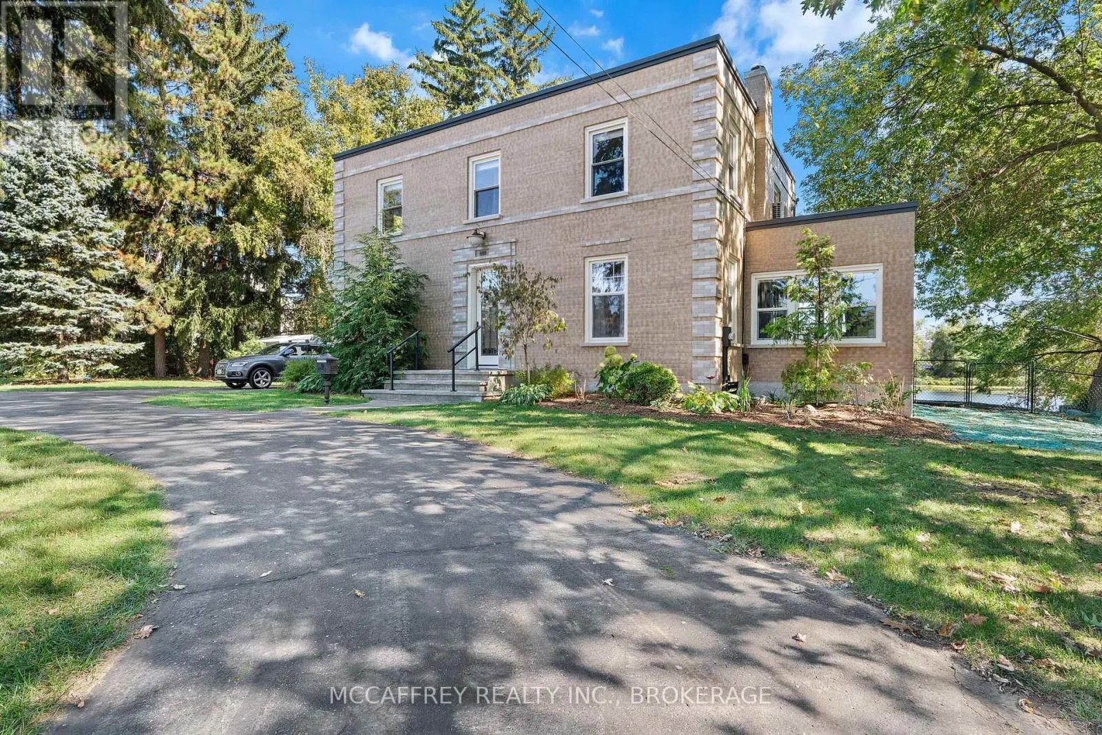 442 DUNDAS STREET W