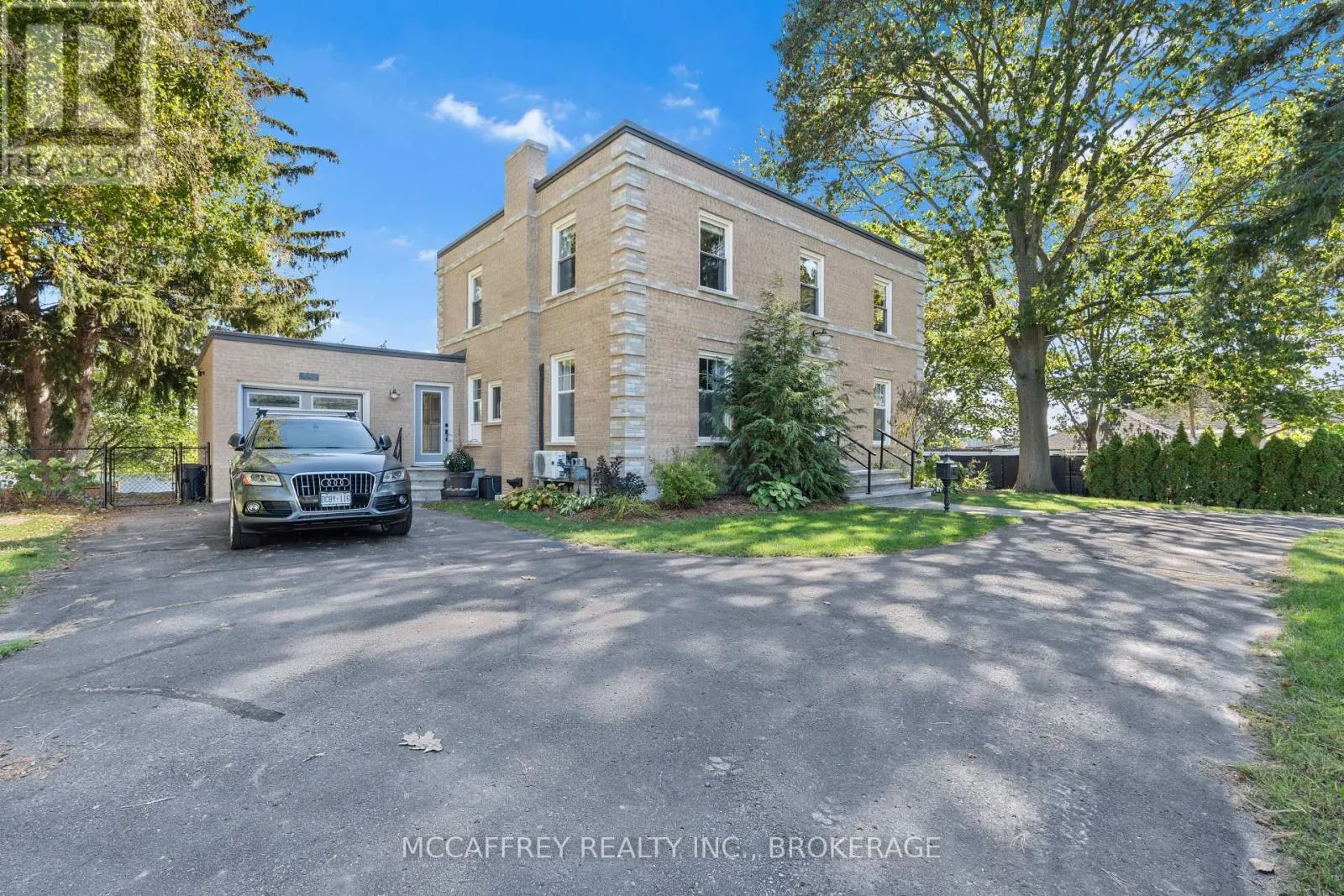442 DUNDAS STREET W