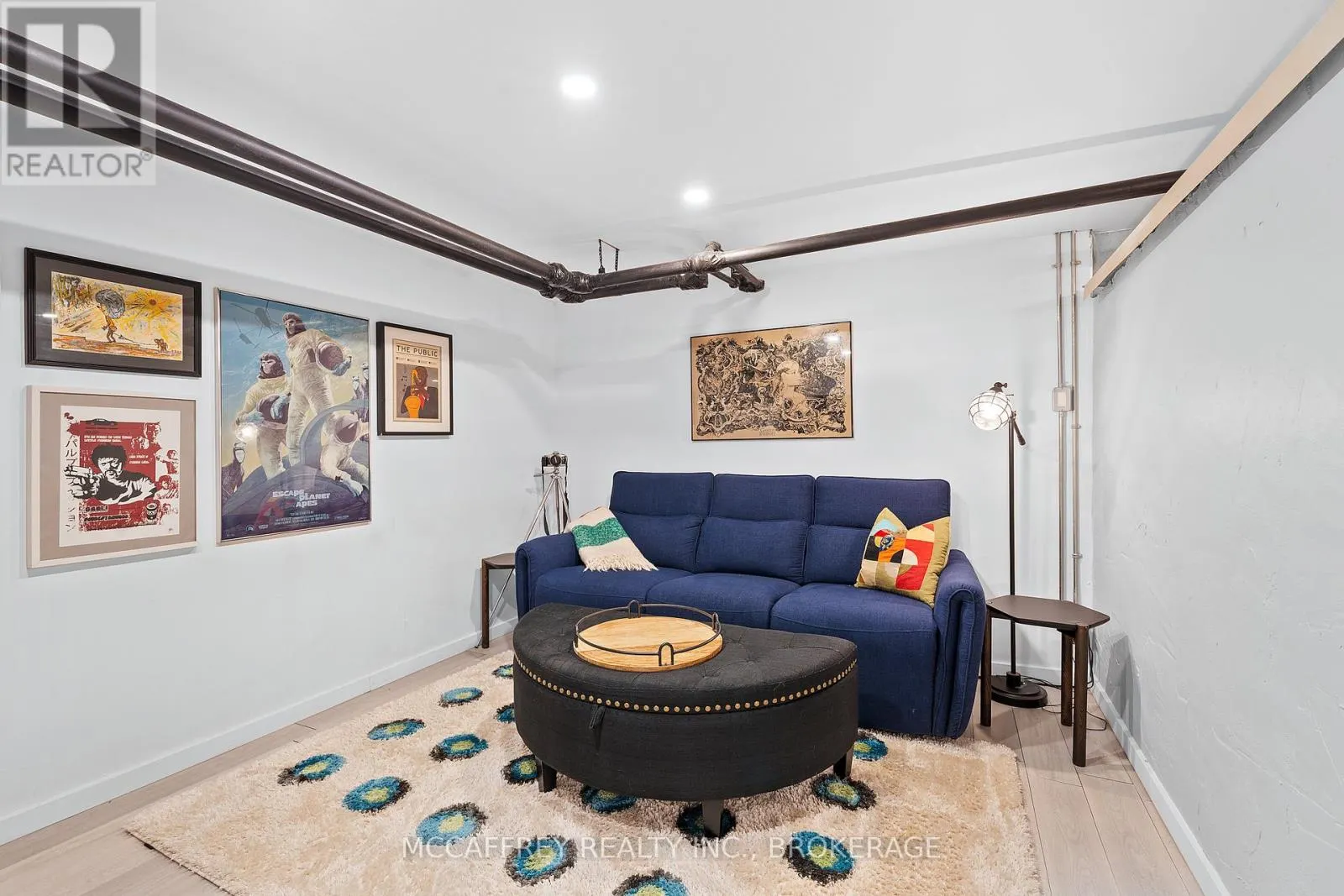 442 DUNDAS STREET W