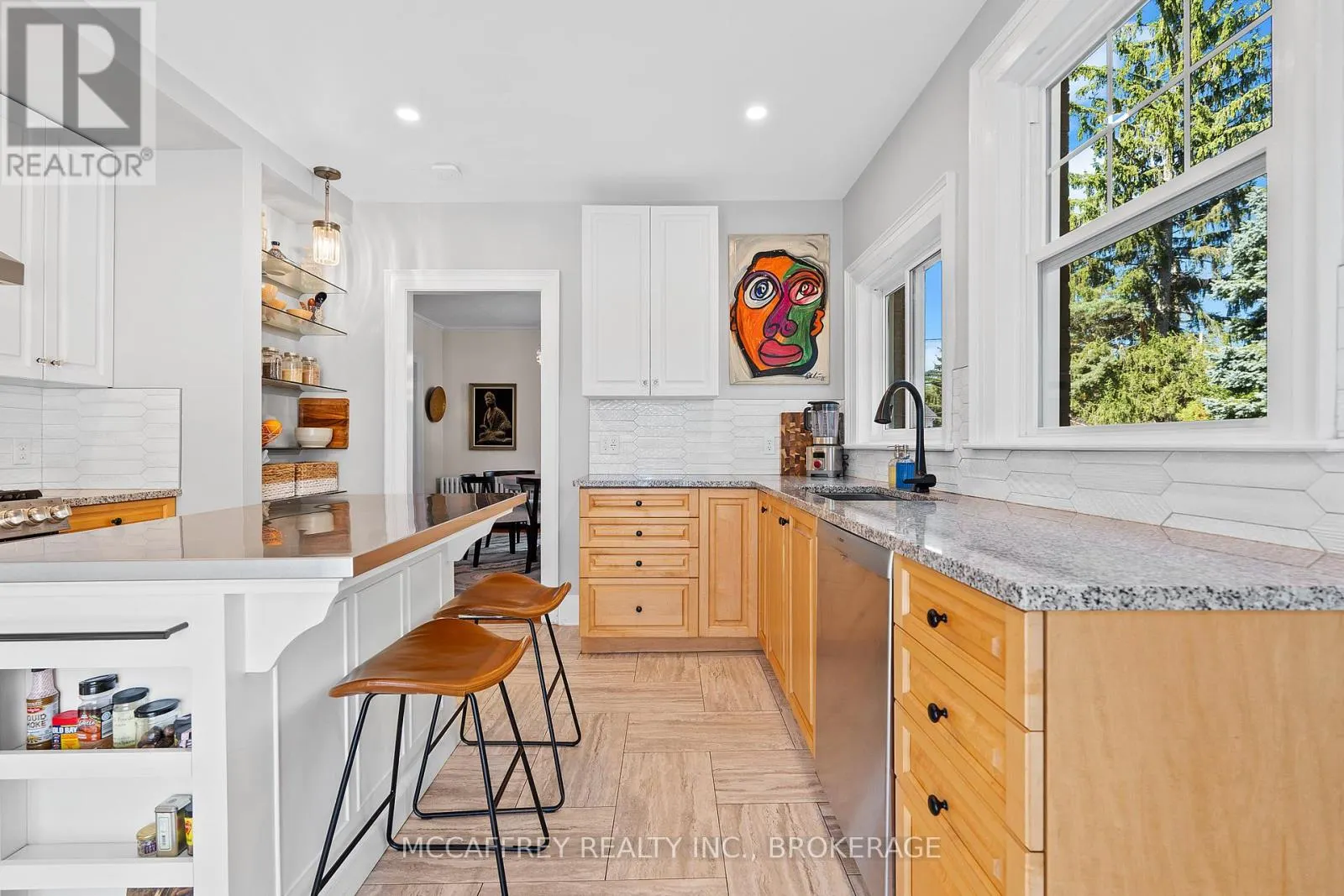 442 DUNDAS STREET W