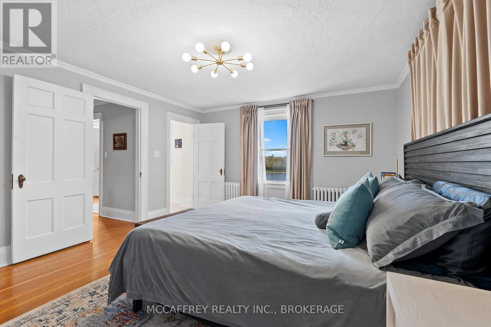 442 DUNDAS STREET W