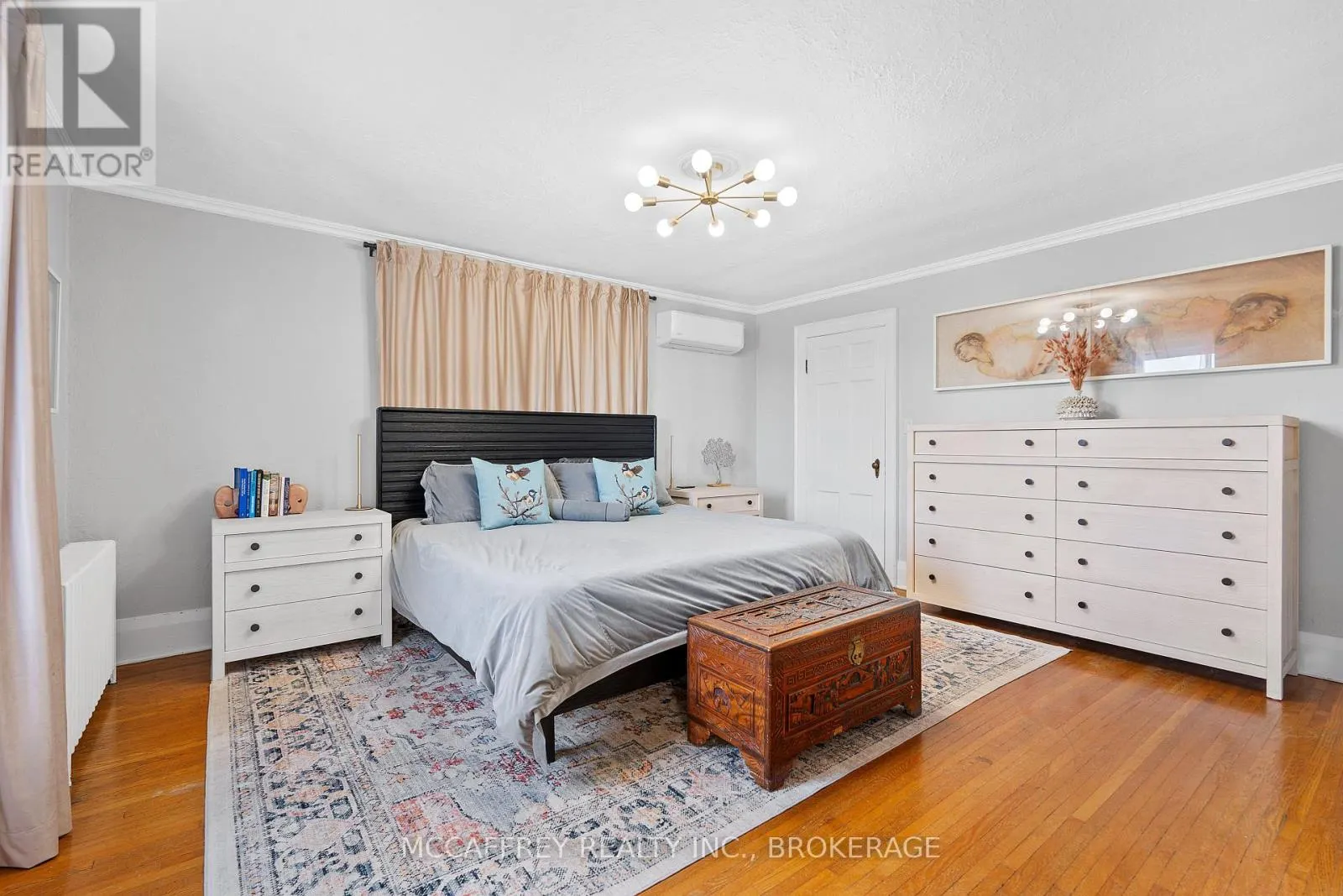 442 DUNDAS STREET W