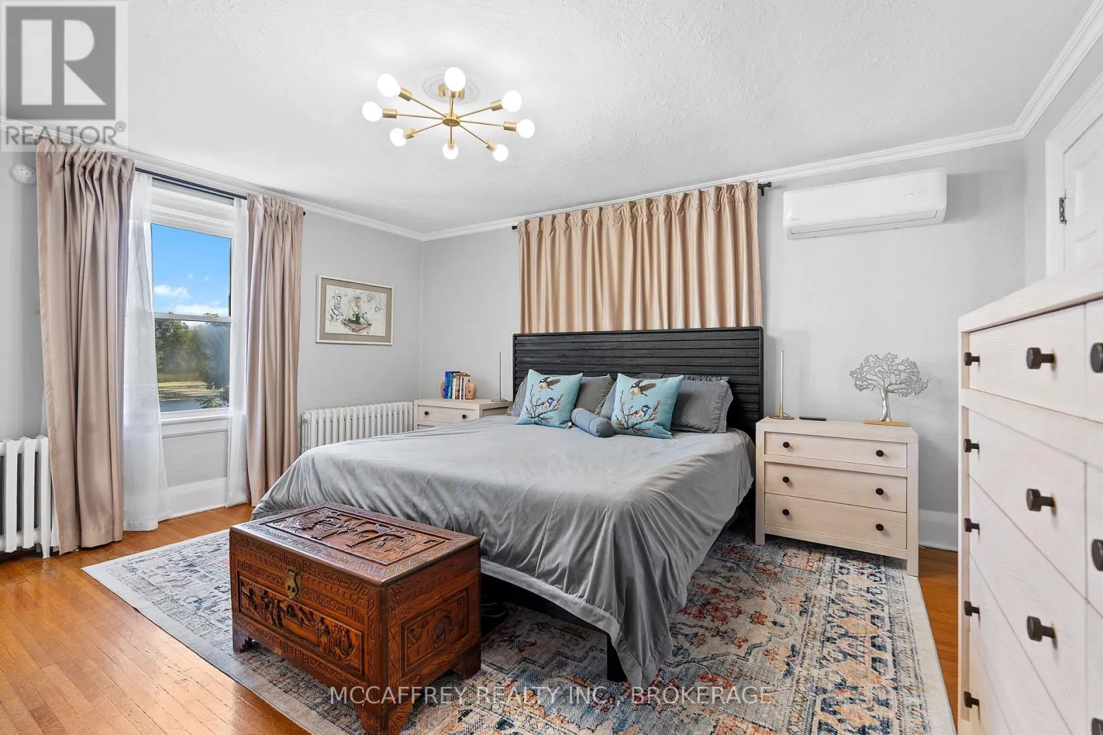 442 DUNDAS STREET W