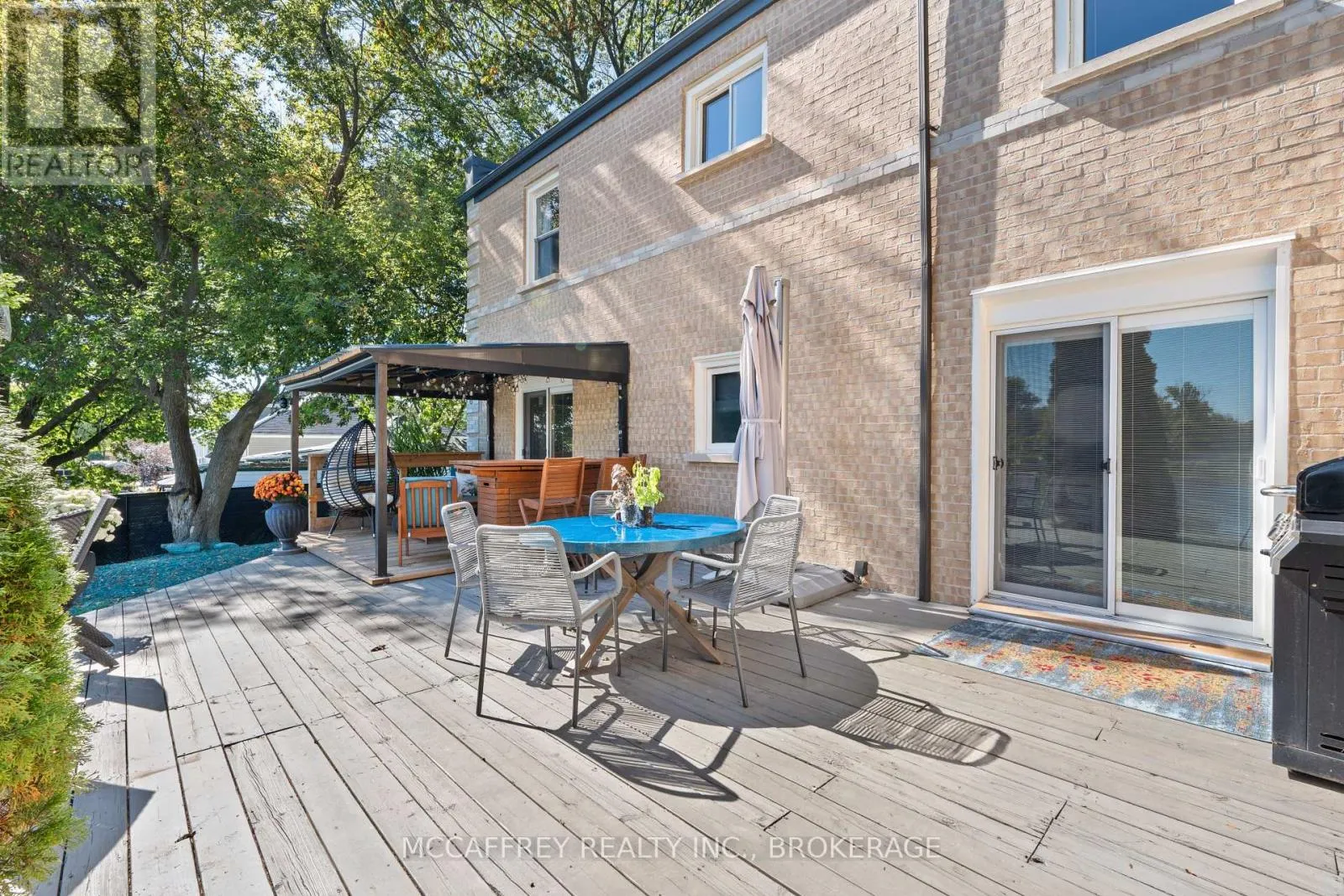 442 DUNDAS STREET W