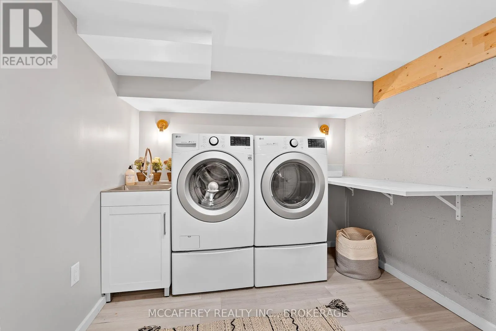 442 DUNDAS STREET W