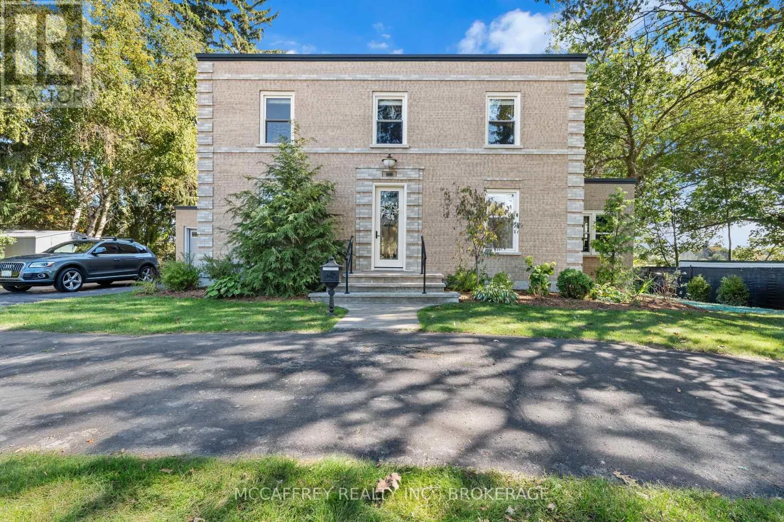 442 DUNDAS STREET W