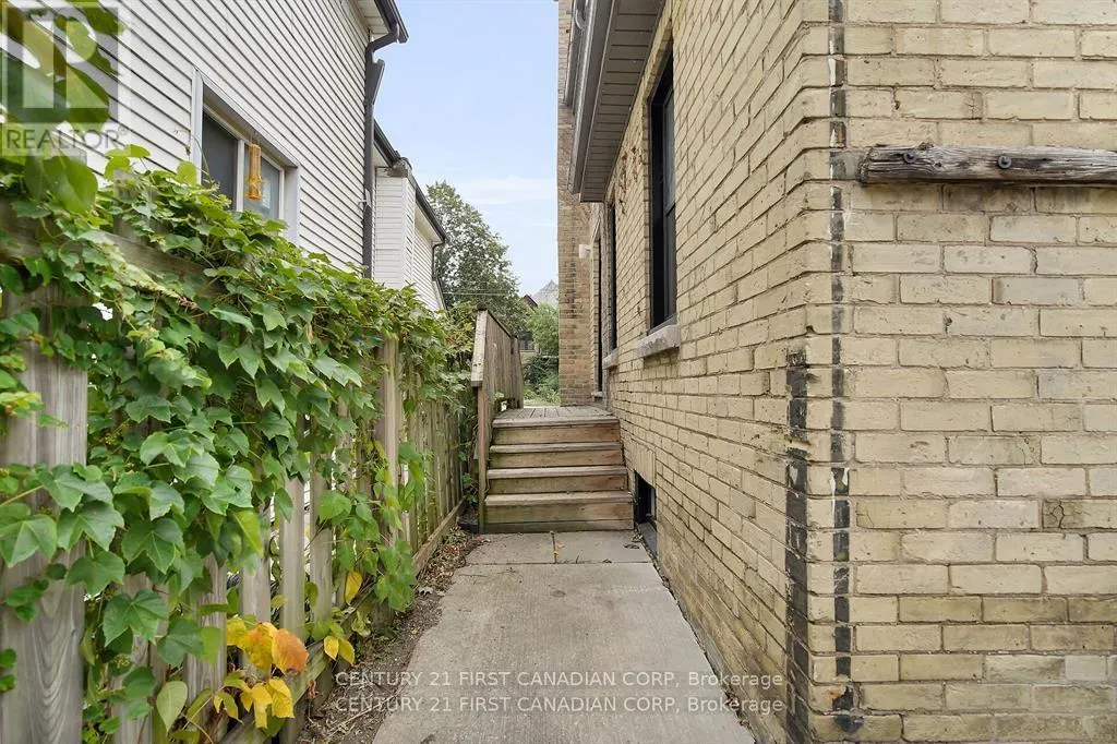 453 QUEBEC STREET