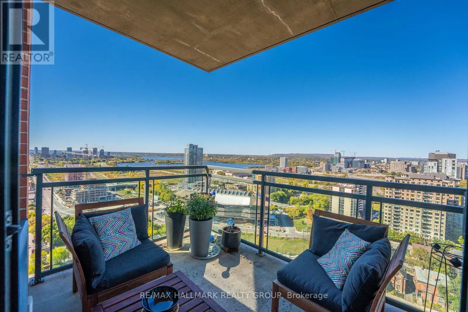 2202 - 570 LAURIER AVENUE W