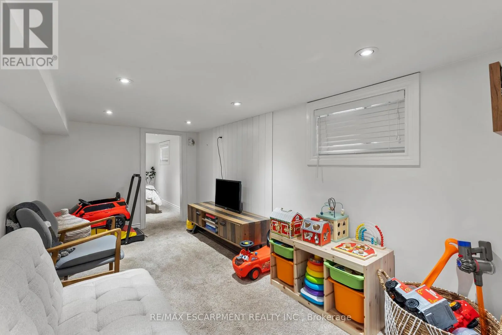 42 GARSIDE AVENUE N