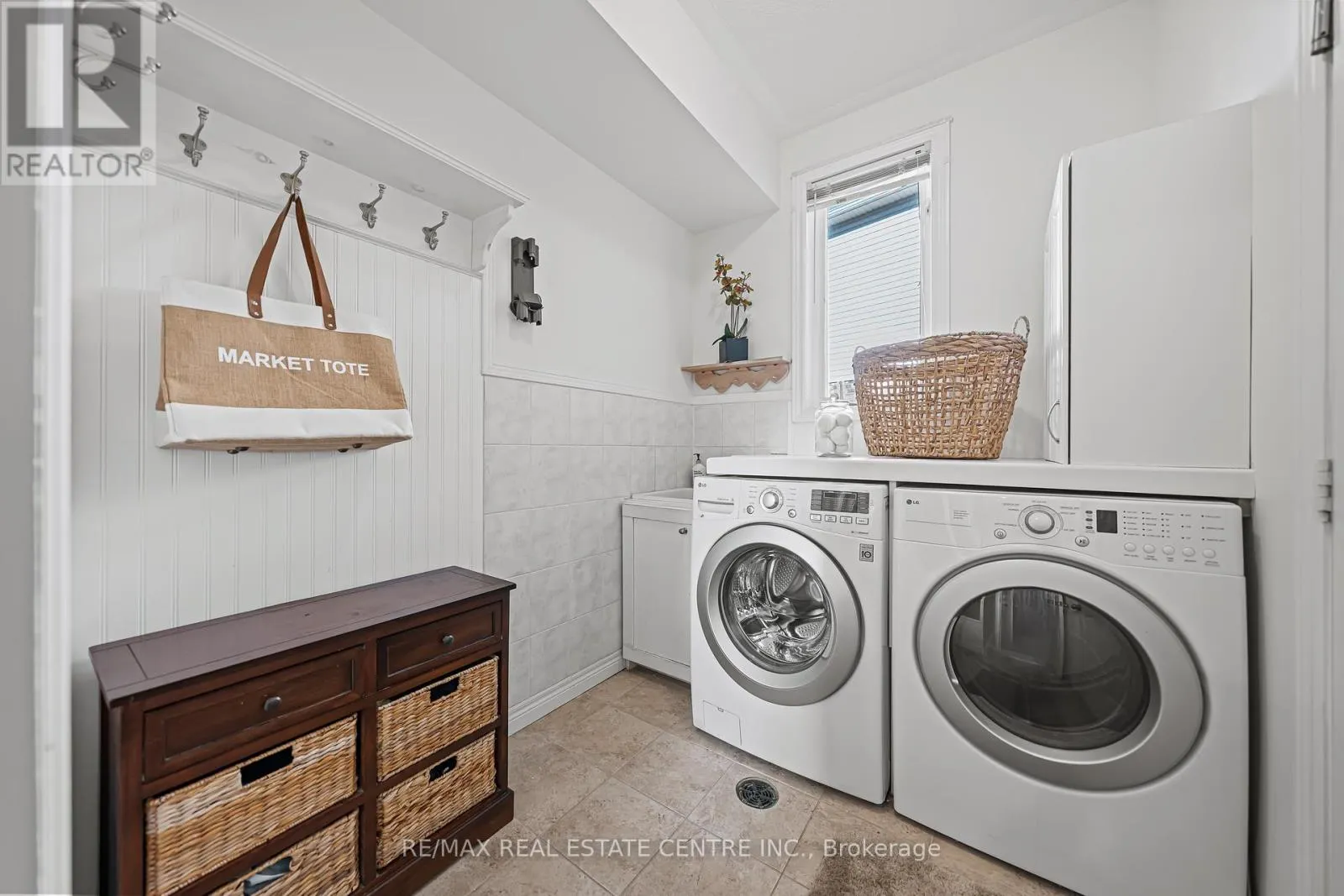 917 FUNG PLACE