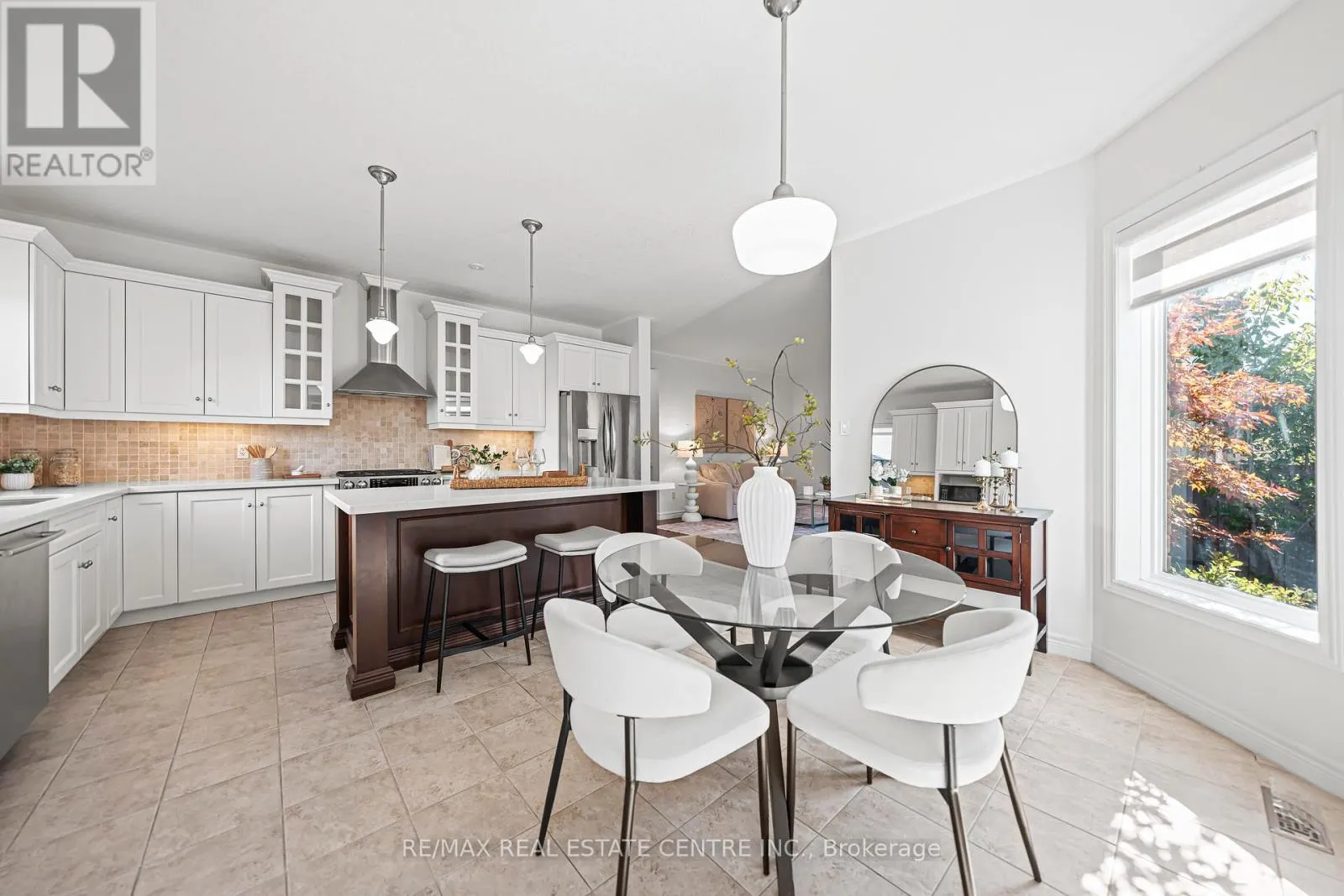 917 FUNG PLACE