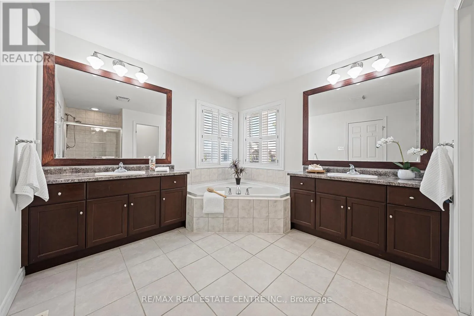 917 FUNG PLACE