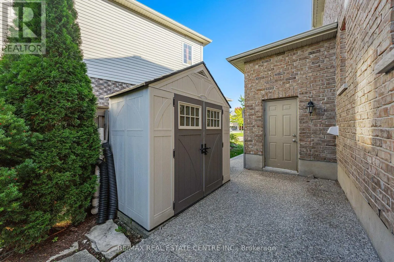 917 FUNG PLACE