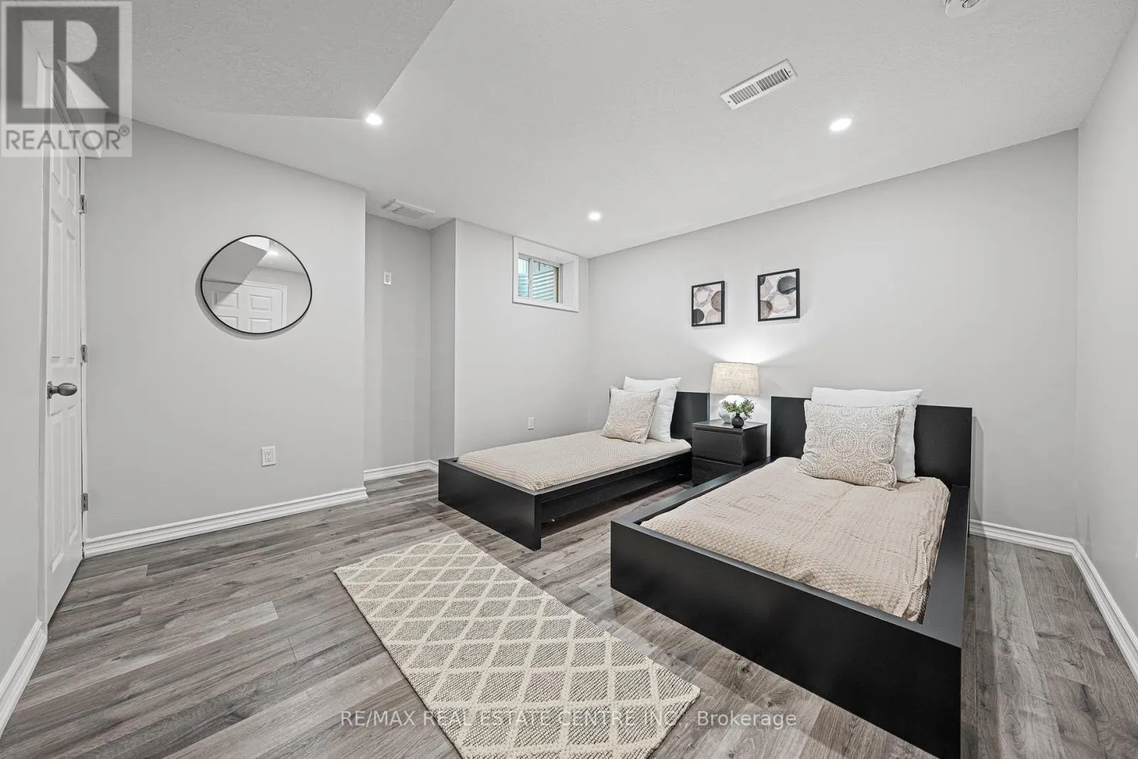 917 FUNG PLACE