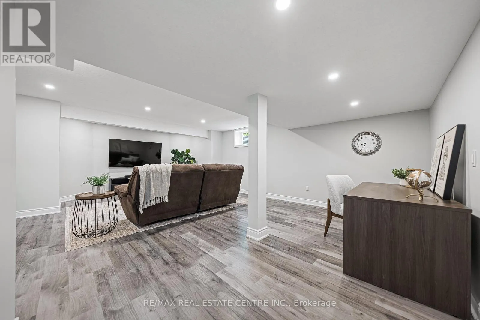 917 FUNG PLACE